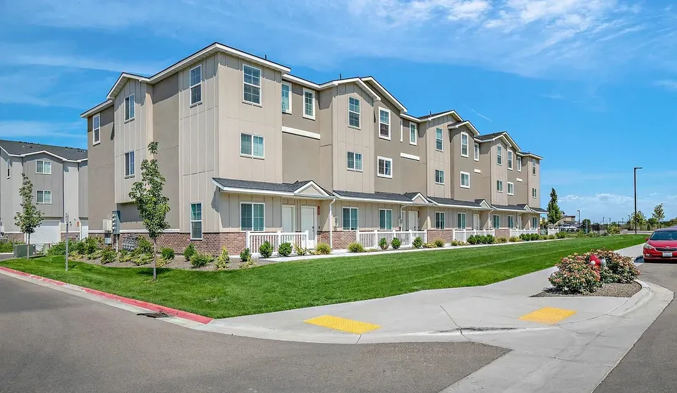 3 Bed 2 Bath Contemporary Multi-Level Townhome in Meridian, ID - 2