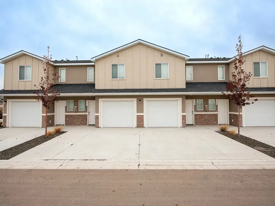 3 Bed 2 Bath Contemporary Multi-Level Townhome in Meridian, ID - 5