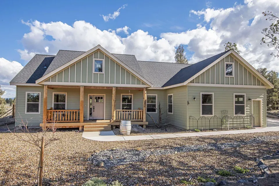 3 Bed 2 Bath Established Contemporary Home in Bend, OR