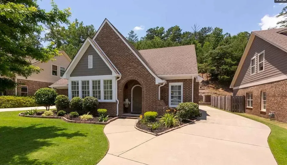 3 Bed 2 Bath Established Contemporary Home in Birmingham, AL