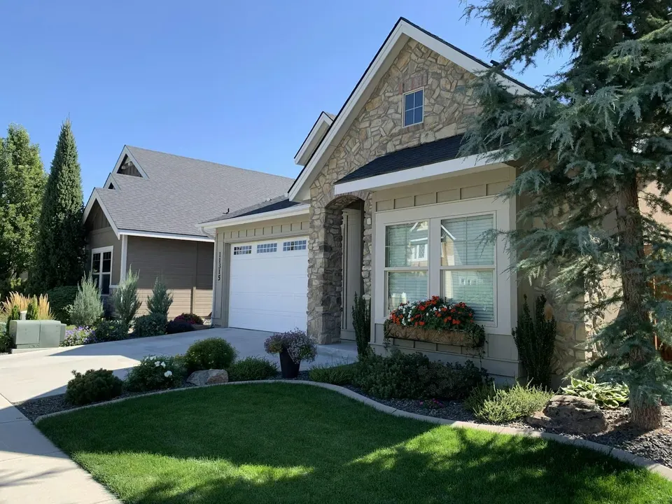 3 Bed 2 Bath Established Contemporary Home in Boise, ID