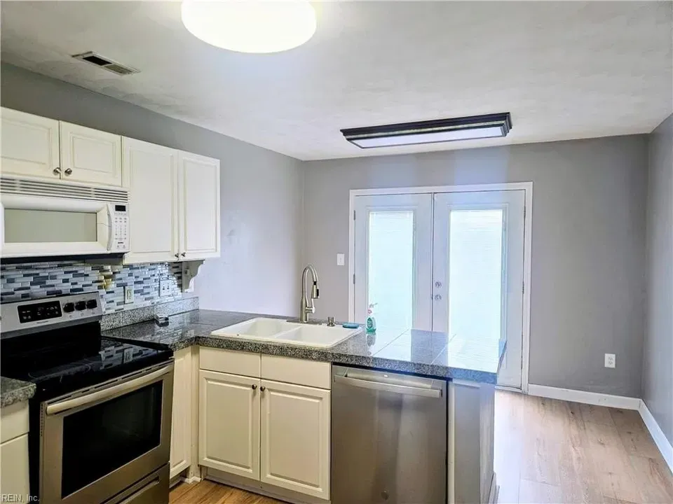 3 Bed 2 Bath Established Contemporary Home in Chesapeake, VA - 4