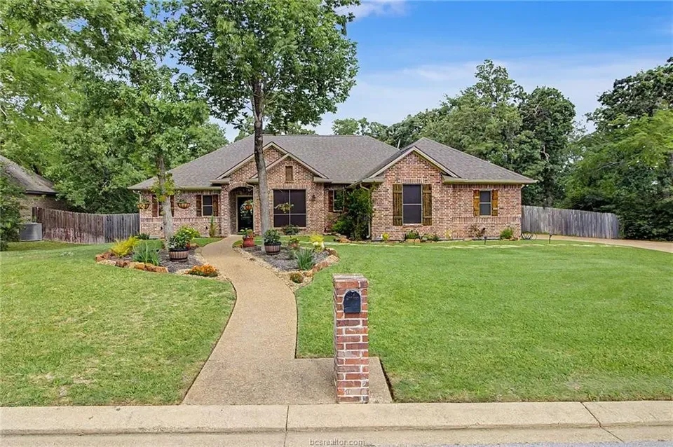 3 Bed 2 Bath Established Contemporary Home in College Station, TX