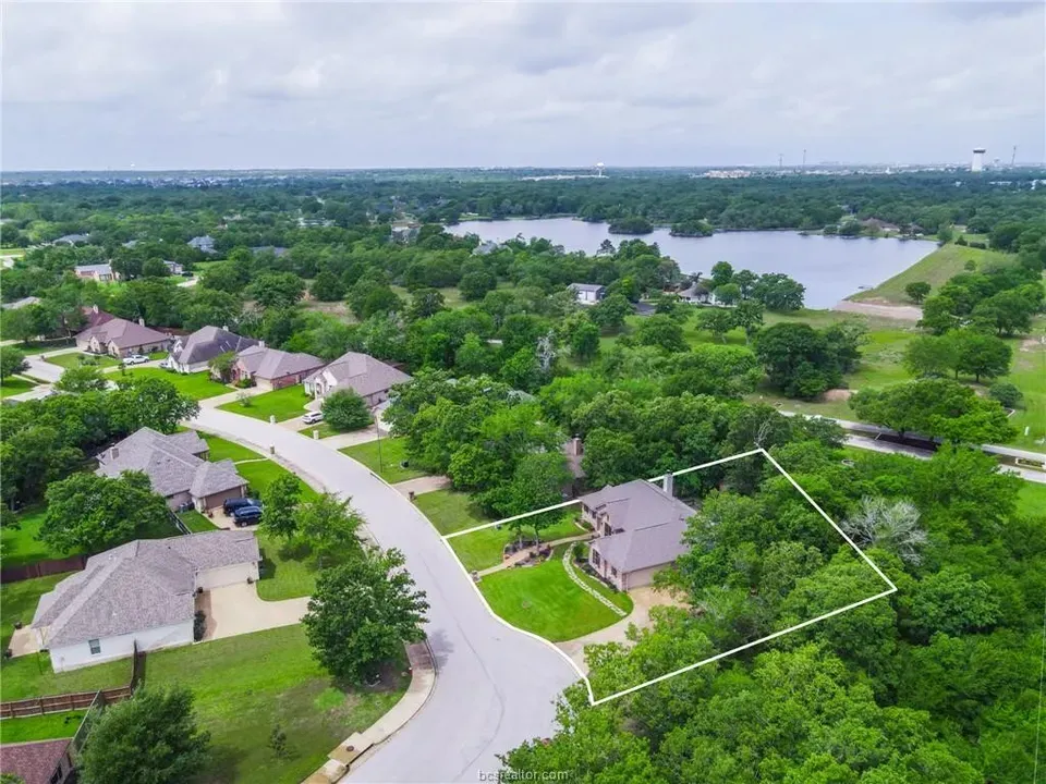 3 Bed 2 Bath Established Contemporary Home in College Station, TX - 2