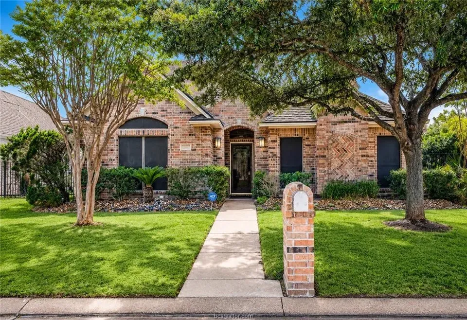 3 Bed 2 Bath Established Contemporary Home in College Station, TX - 1