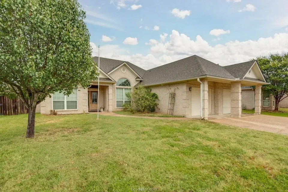 3 Bed 2 Bath Established Contemporary Home in College Station, TX