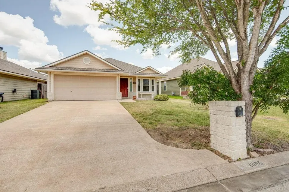 3 Bed 2 Bath Established Contemporary Home in College Station, TX - 2