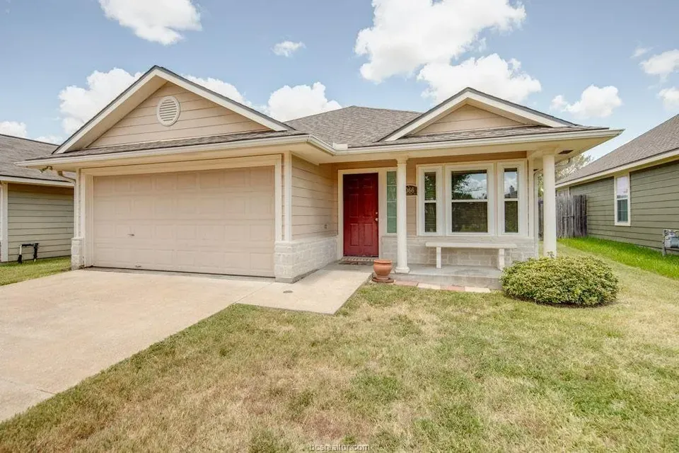 3 Bed 2 Bath Established Contemporary Home in College Station, TX - 3