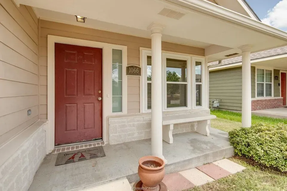 3 Bed 2 Bath Established Contemporary Home in College Station, TX - 4