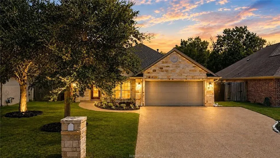 3 Bed 2 Bath Established Contemporary Home in College Station, TX
