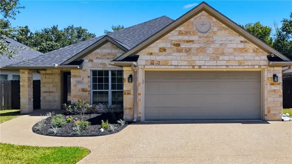3 Bed 2 Bath Established Contemporary Home in College Station, TX - 2