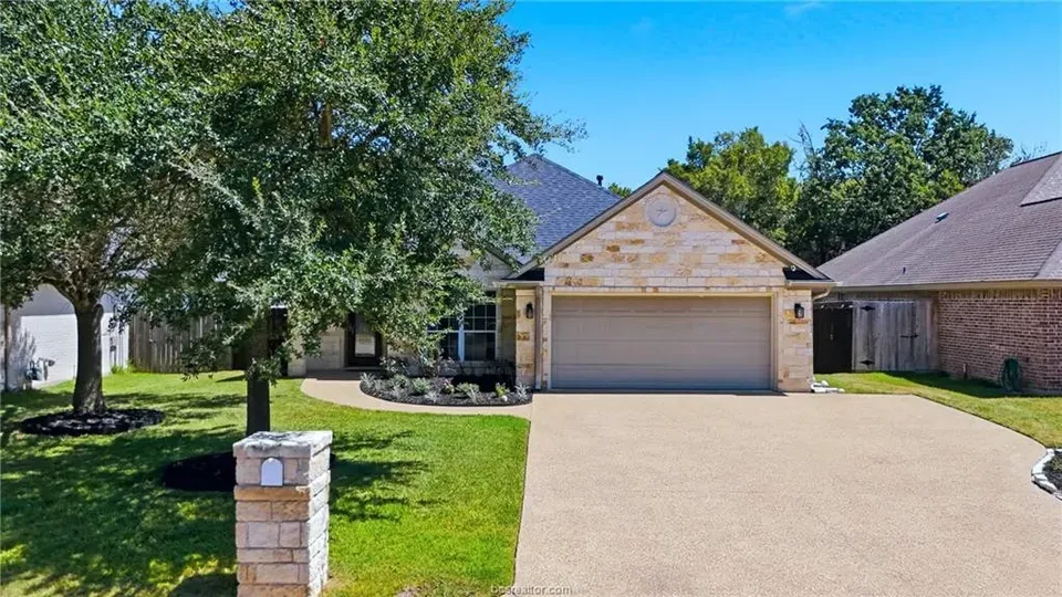 3 Bed 2 Bath Established Contemporary Home in College Station, TX - 3