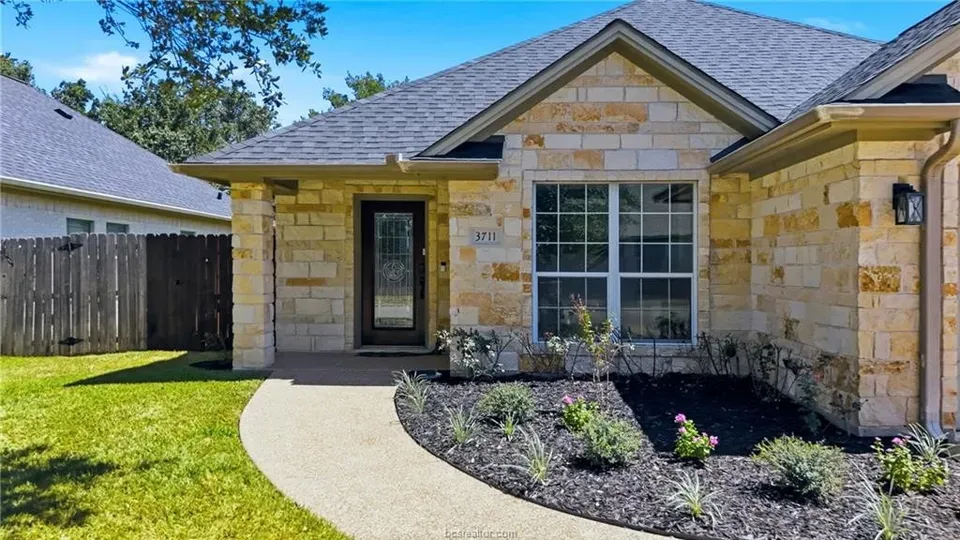 3 Bed 2 Bath Established Contemporary Home in College Station, TX - 4