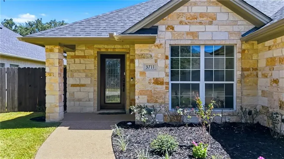 3 Bed 2 Bath Established Contemporary Home in College Station, TX - 5