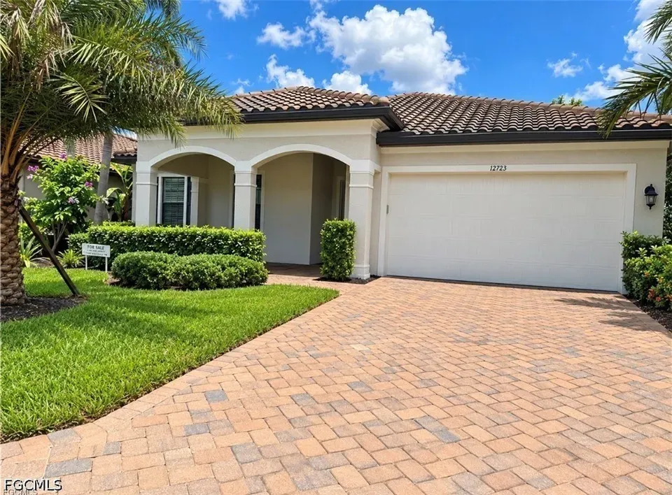 3 Bed 2 Bath Established Contemporary Home in Fort Myers, FL