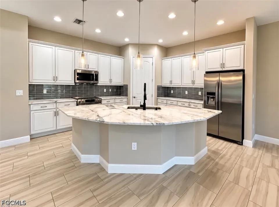 3 Bed 2 Bath Established Contemporary Home in Fort Myers, FL - 3