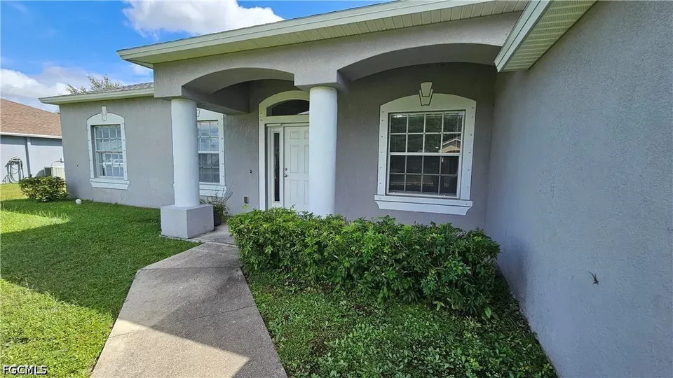 3 Bed 2 Bath Established Contemporary Home in Fort Myers, FL - 3