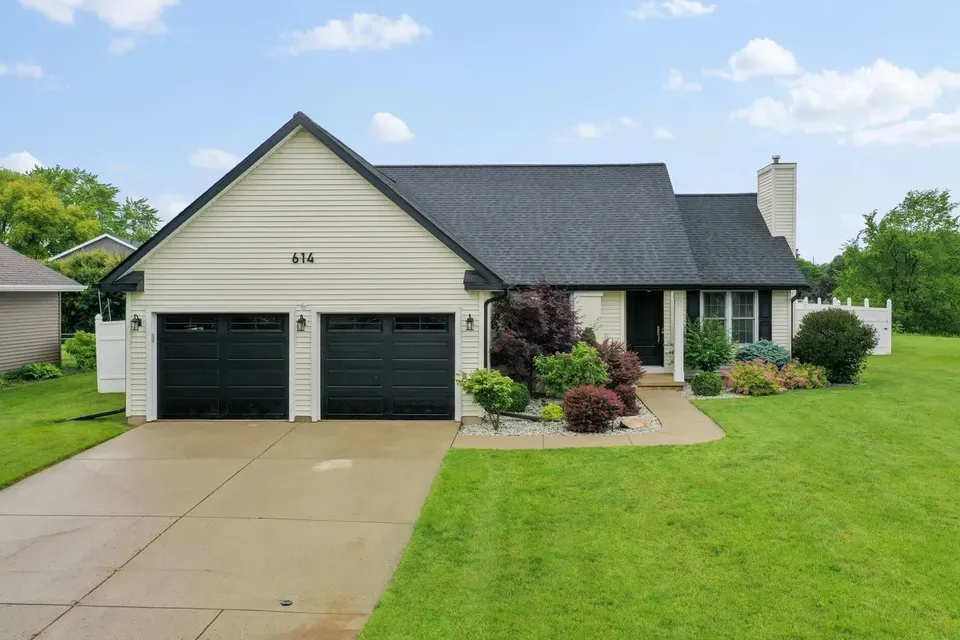 3 Bed 2 Bath Established Contemporary Home in Green Bay, WI - 1