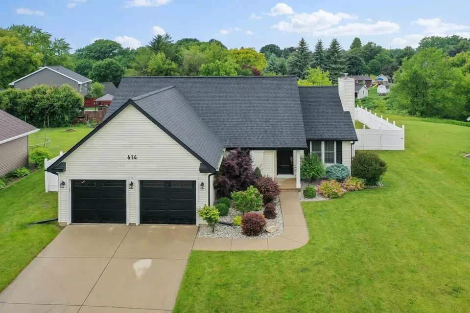 3 Bed 2 Bath Established Contemporary Home in Green Bay, WI - 2