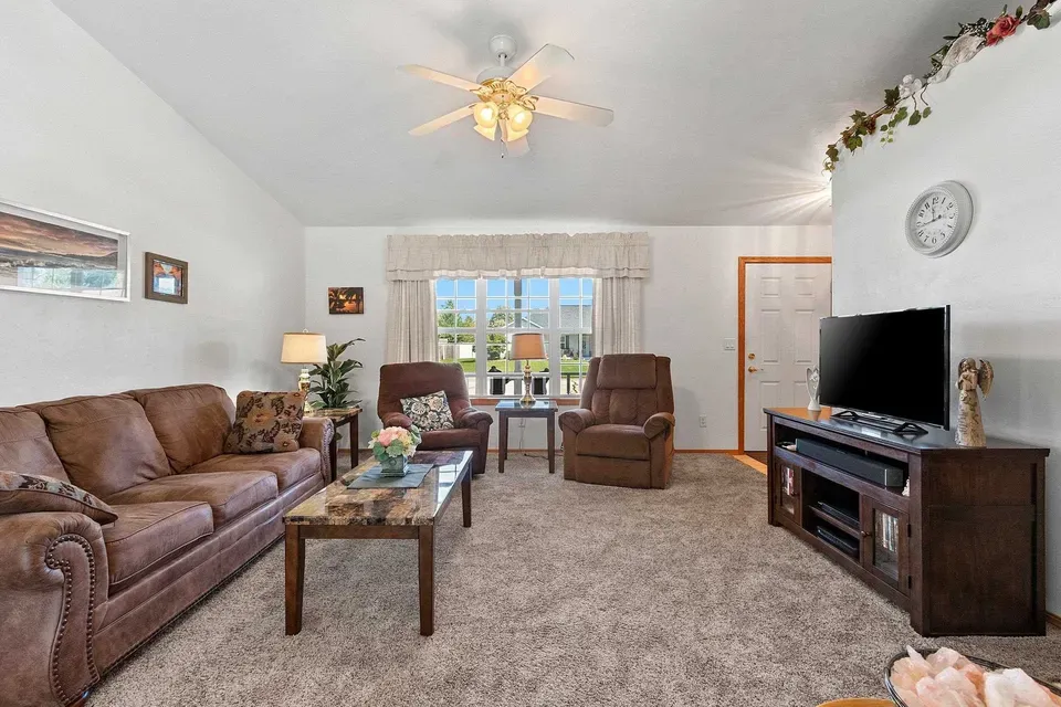 3 Bed 2 Bath Established Contemporary Home in Green Bay, WI - 4