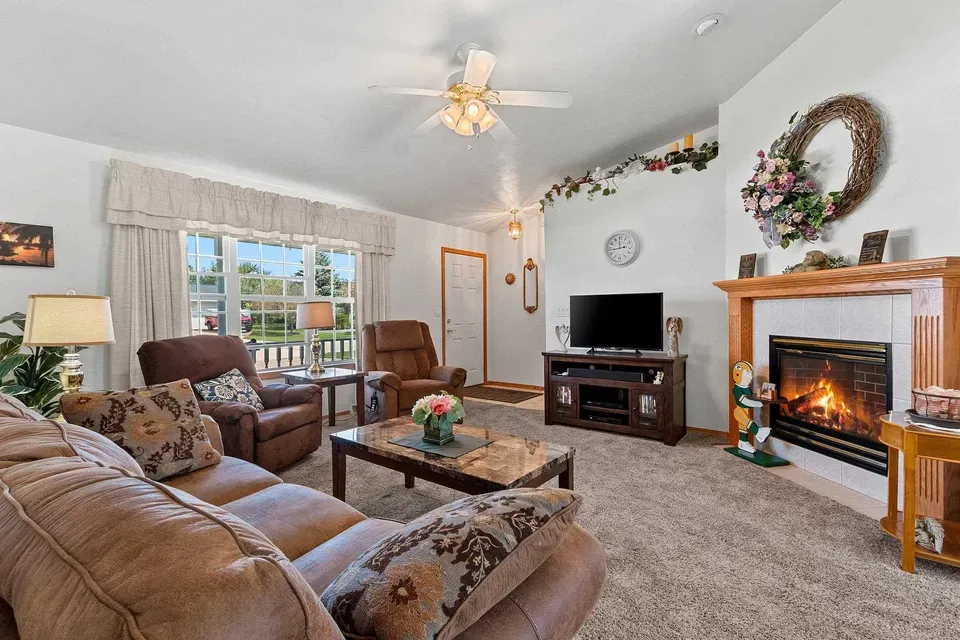 3 Bed 2 Bath Established Contemporary Home in Green Bay, WI - 5
