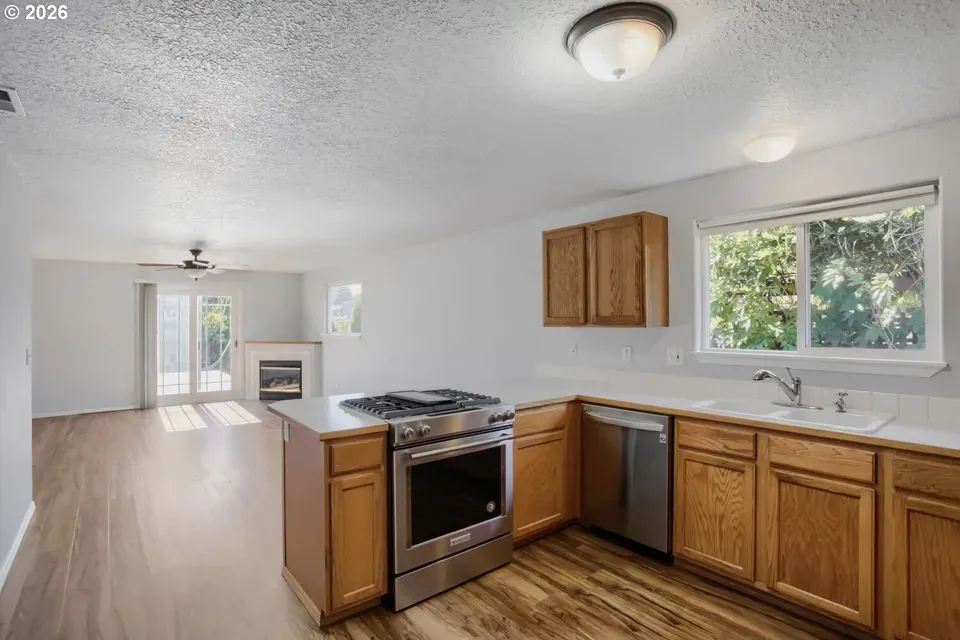 3 Bed 2 Bath Established Contemporary Home in Hillsboro, OR - 4