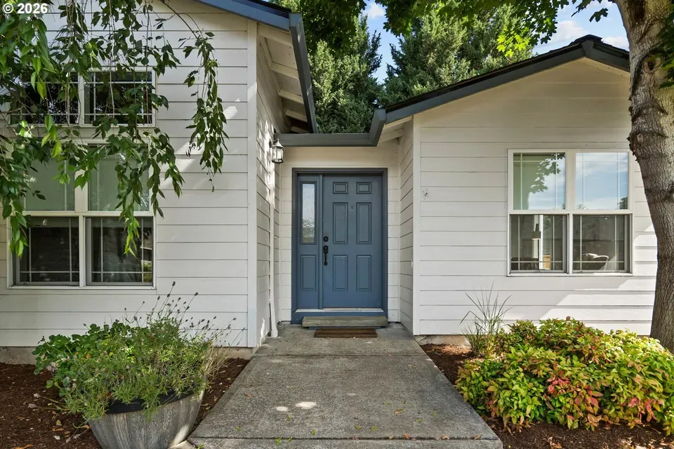 3 Bed 2 Bath Established Contemporary Home in Hillsboro, OR - 2