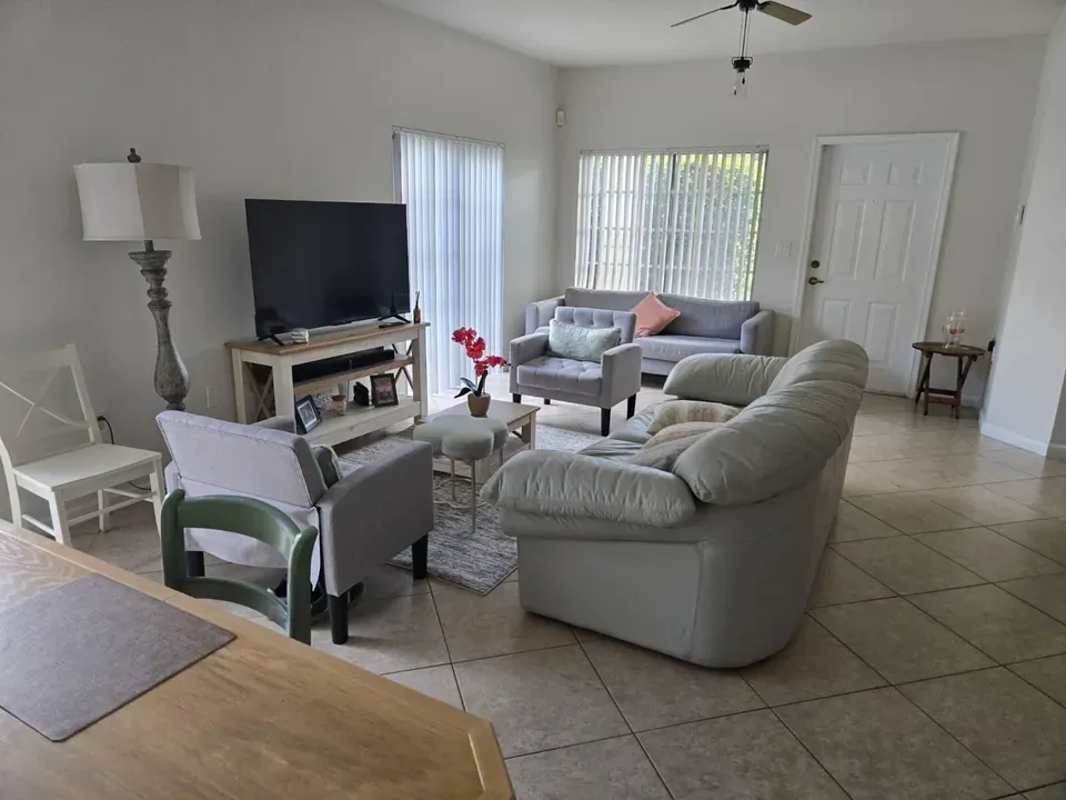 3 Bed 2 Bath Established Contemporary Home in Hollywood, FL - 5