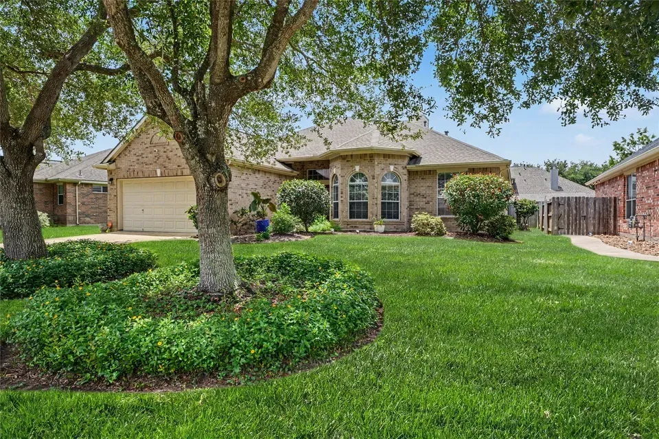 3 Bed 2 Bath Established Contemporary Home in League City, TX - 2
