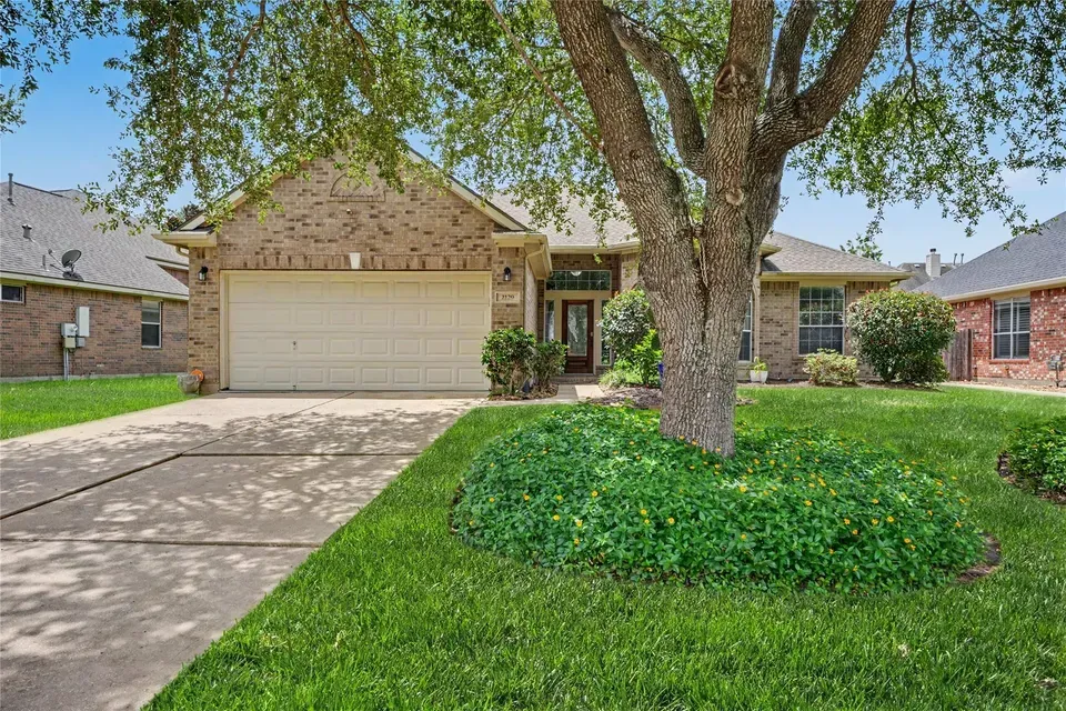 3 Bed 2 Bath Established Contemporary Home in League City, TX - 3