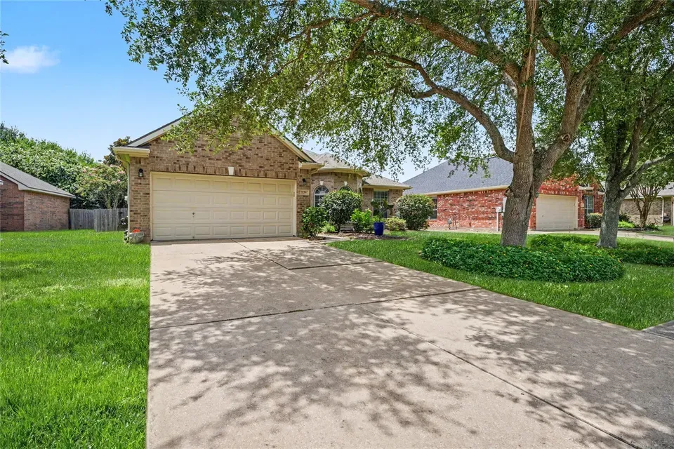 3 Bed 2 Bath Established Contemporary Home in League City, TX - 4
