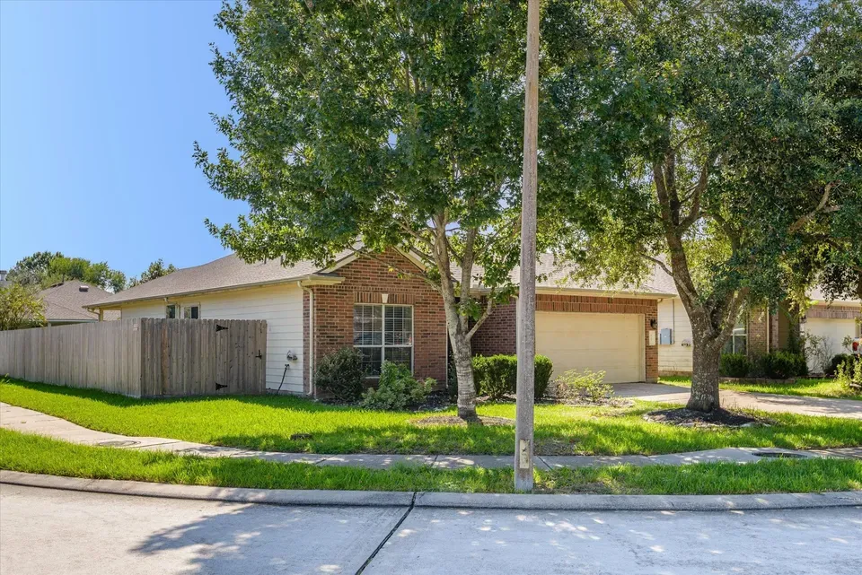 3 Bed 2 Bath Established Contemporary Home in League City, TX - 1