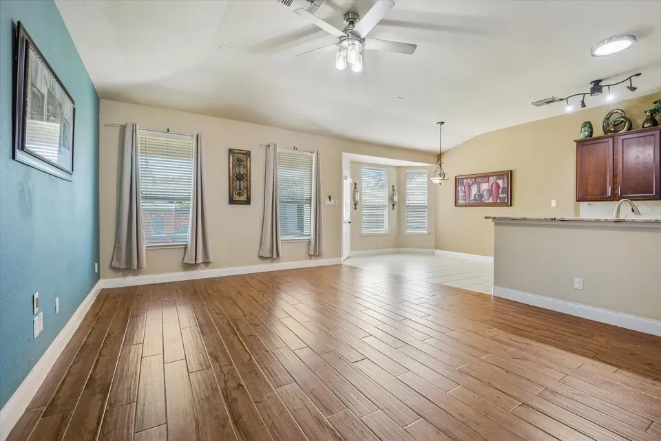 3 Bed 2 Bath Established Contemporary Home in League City, TX - 4