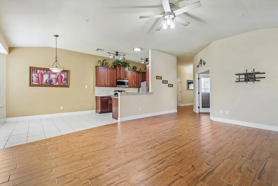 3 Bed 2 Bath Established Contemporary Home in League City, TX - 5