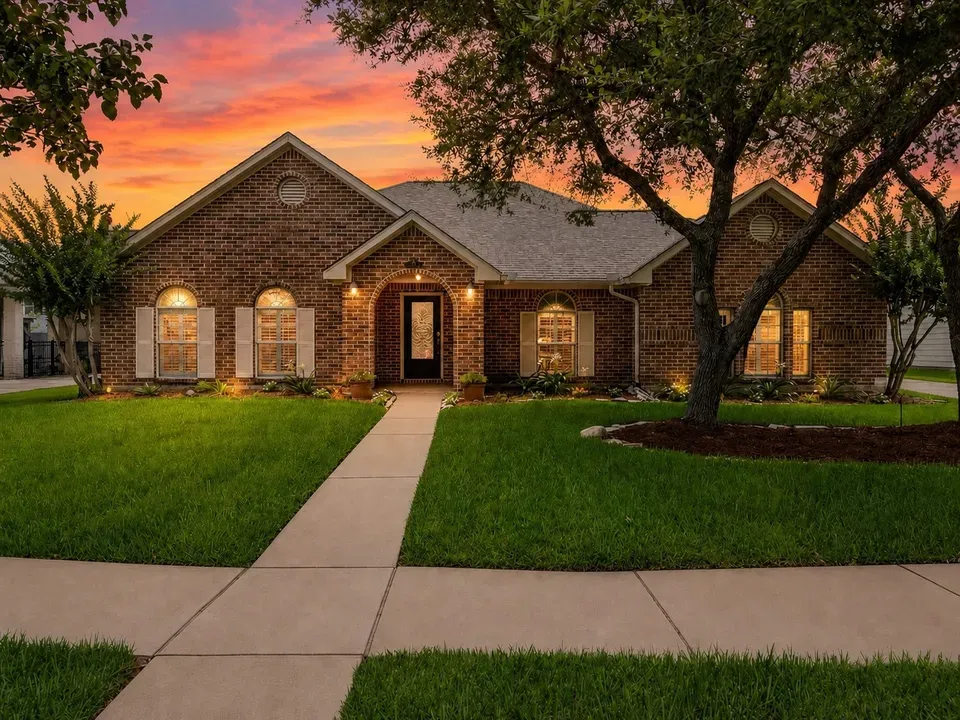 3 Bed 2 Bath Established Contemporary Home in League City, TX