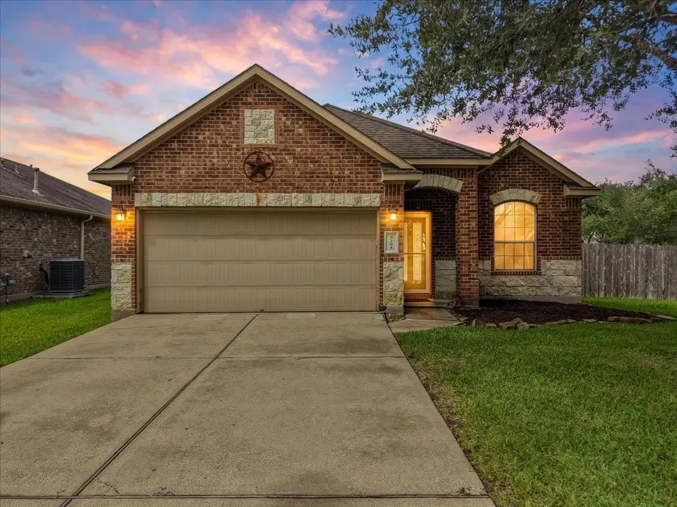 3 Bed 2 Bath Established Contemporary Home in League City, TX