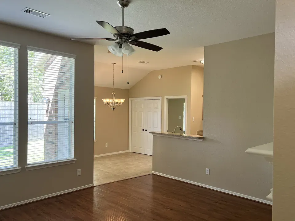 3 Bed 2 Bath Established Contemporary Home in League City, TX - 4