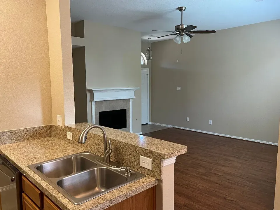 3 Bed 2 Bath Established Contemporary Home in League City, TX - 5
