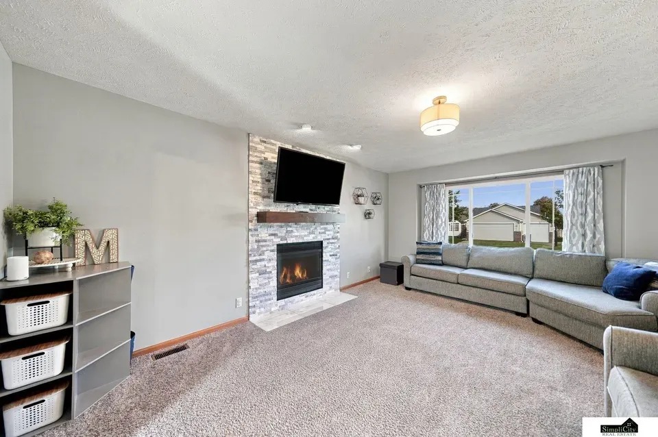 3 Bed 2 Bath Established Contemporary Home in Lincoln, NE - 2