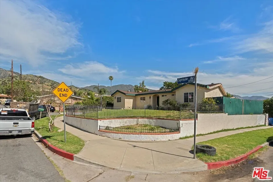 3 Bed 2 Bath Established Contemporary Home in Los Angeles, CA - 1