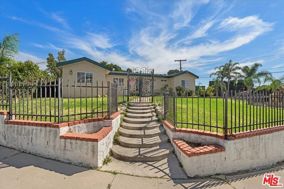 3 Bed 2 Bath Established Contemporary Home in Los Angeles, CA - 2