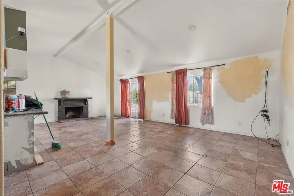 3 Bed 2 Bath Established Contemporary Home in Los Angeles, CA - 4