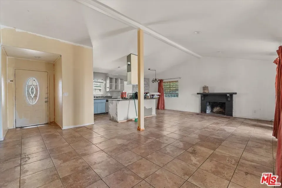 3 Bed 2 Bath Established Contemporary Home in Los Angeles, CA - 5