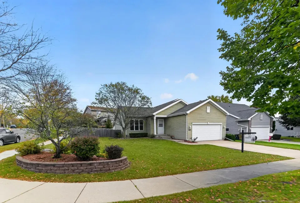 3 Bed 2 Bath Established Contemporary Home in Madison, WI - 2
