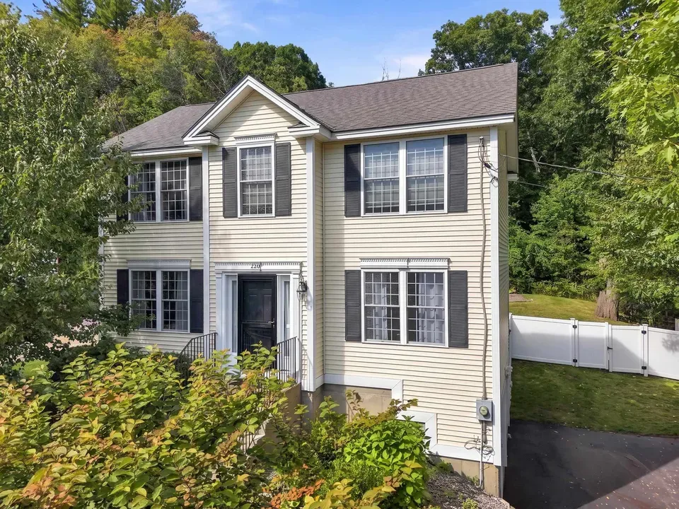3 Bed 2 Bath Established Contemporary Home in Manchester, NH - 1