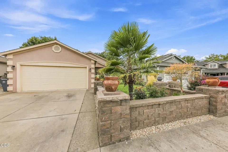 3 Bed 2 Bath Established Contemporary Home in Medford, OR