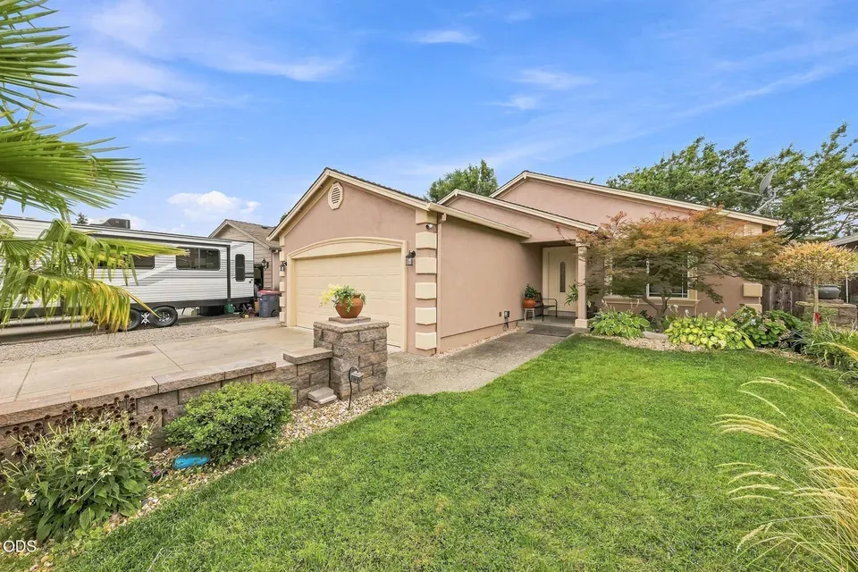 3 Bed 2 Bath Established Contemporary Home in Medford, OR - 2