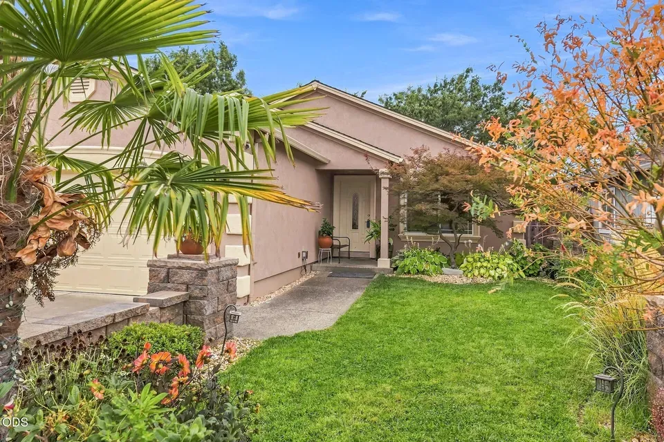 3 Bed 2 Bath Established Contemporary Home in Medford, OR - 3