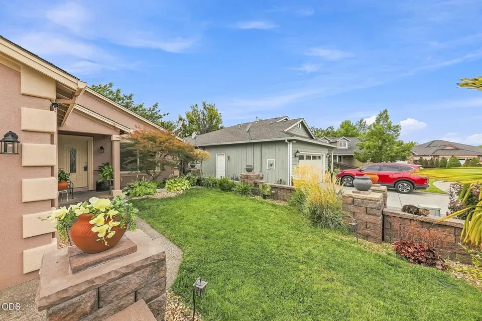 3 Bed 2 Bath Established Contemporary Home in Medford, OR - 5