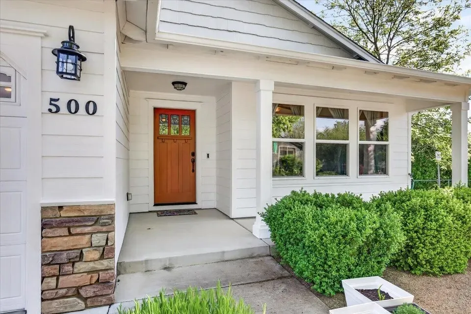 3 Bed 2 Bath Established Contemporary Home in Medford, OR - 1